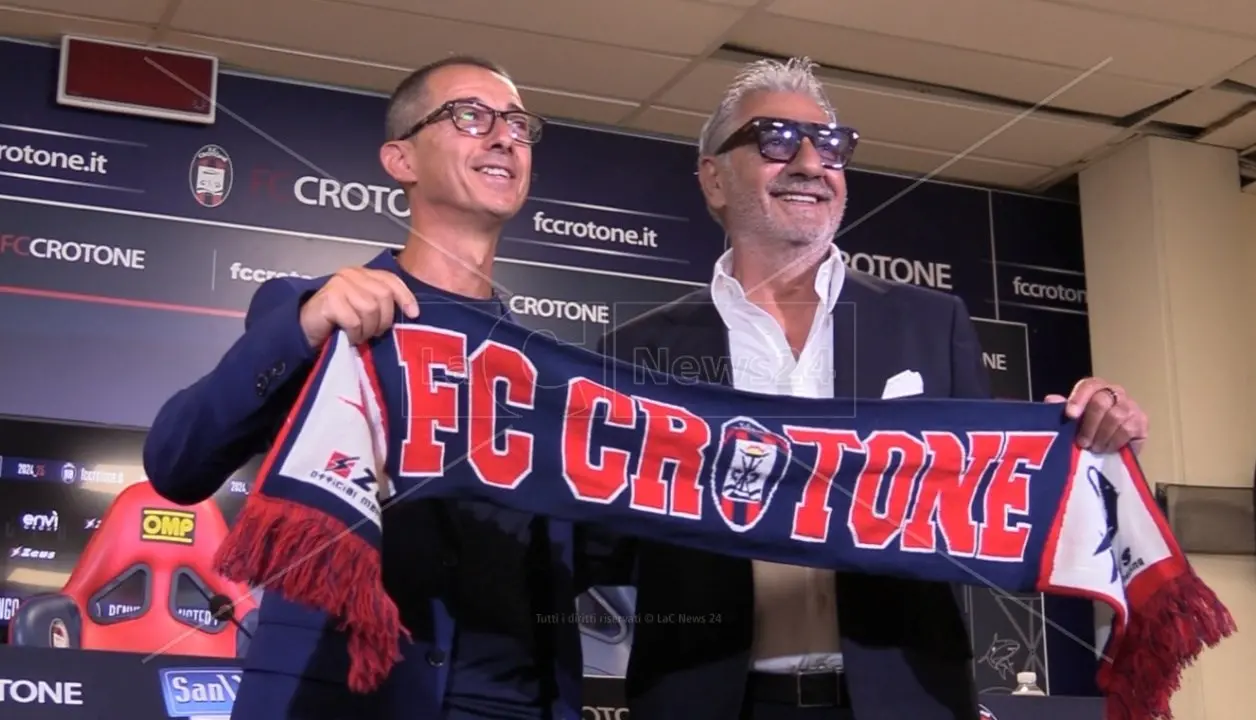 «Guardiamo avanti senza preconcetti, questo è un nuovo inizio»: mister Longo si presenta a Crotone