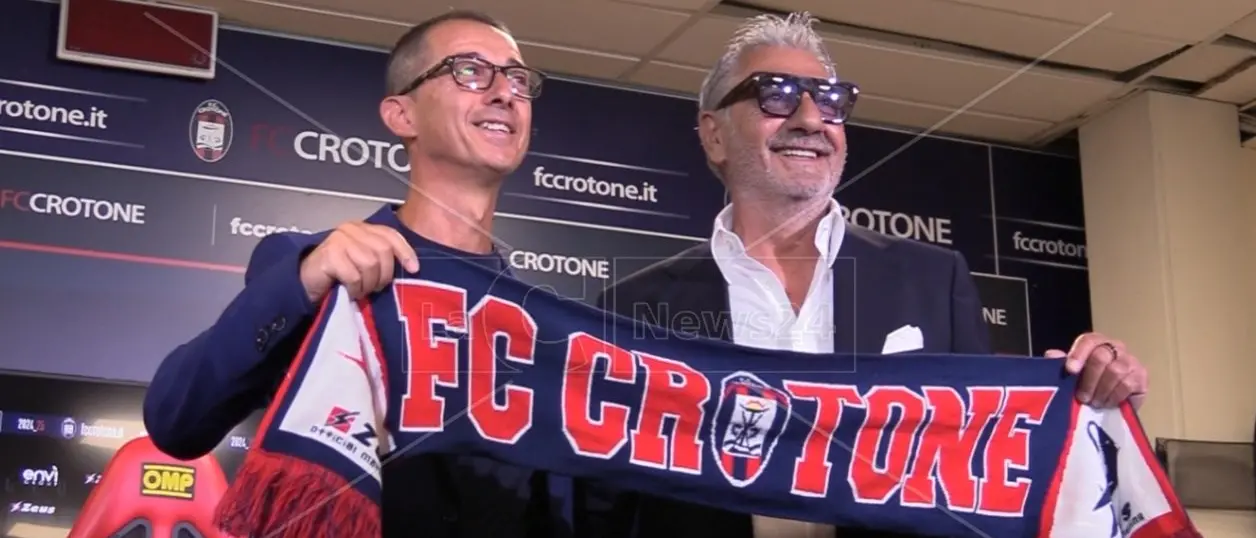 «Guardiamo avanti senza preconcetti, questo è un nuovo inizio»: mister Longo si presenta a Crotone