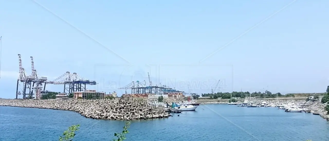 Completato il collegamento tra rete ferroviaria e il porto di Gioia Tauro: sottoscritto atto di concessione demaniale marittima