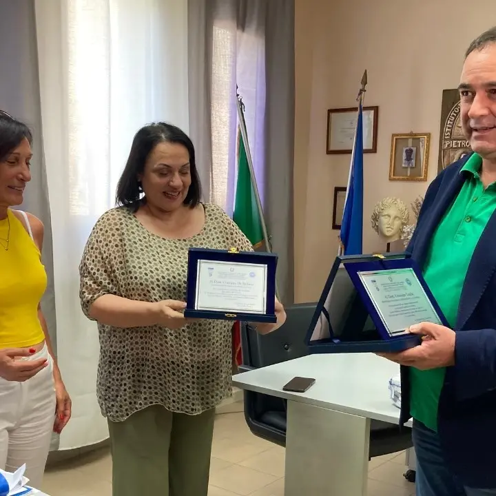 La scuola incontra le forze dell’ordine: l’Istituto Mazzone consegna delle targhe di riconoscimento al Siulp