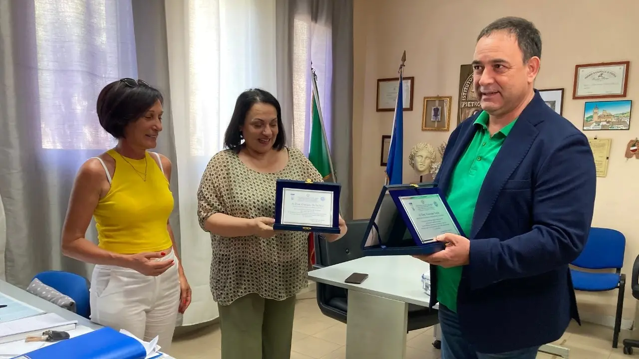 La scuola incontra le forze dell’ordine: l’Istituto Mazzone consegna delle targhe di riconoscimento al Siulp