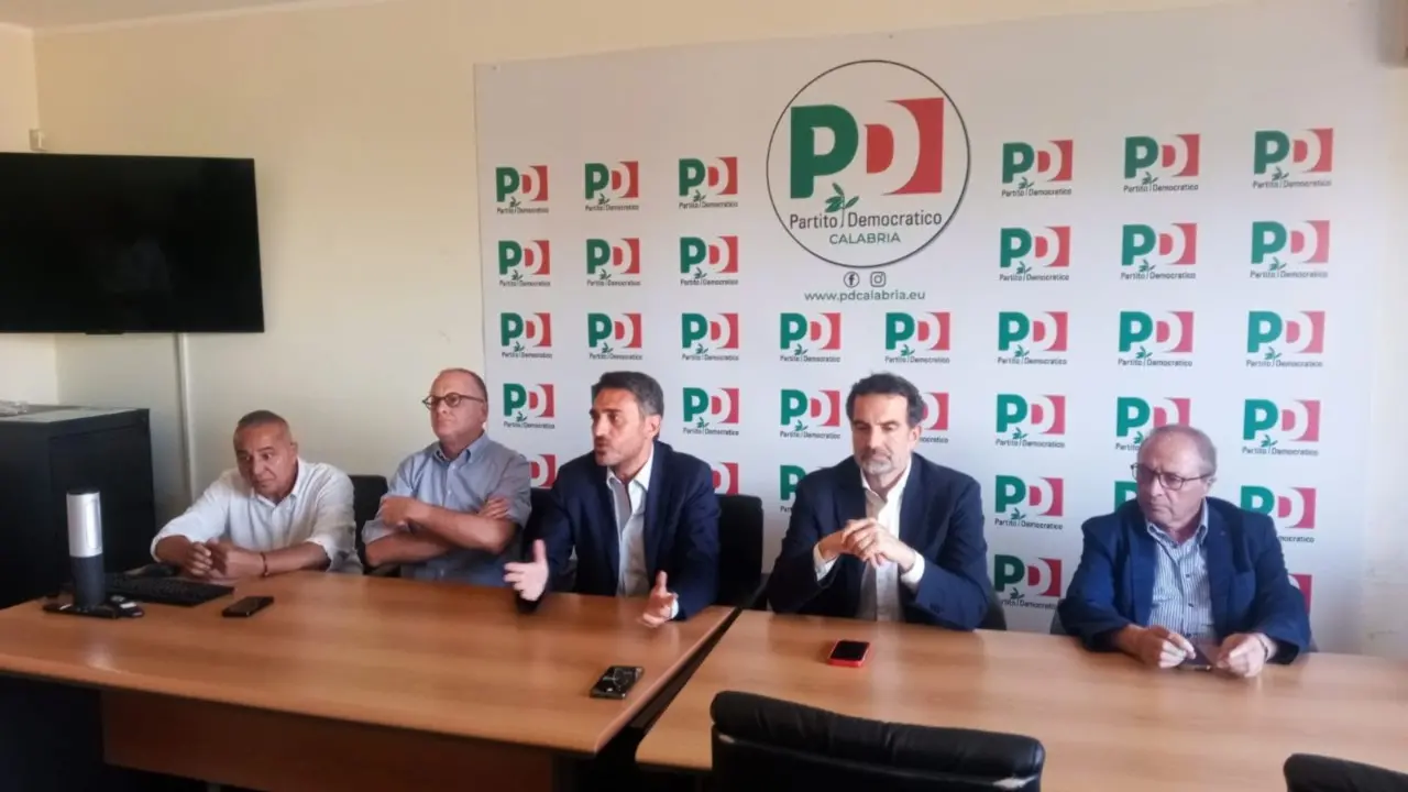 Il Pd calabrese da Lamezia lancia la sfida a Occhiuto: «Ora deve dire da che parte sta»