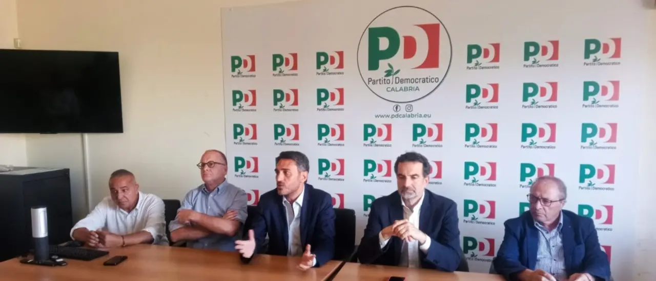 Il Pd calabrese da Lamezia lancia la sfida a Occhiuto: «Ora deve dire da che parte sta»
