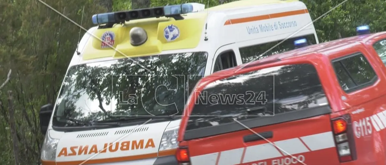 Incendio nel Crotonese, anziano trovato morto durante le operazioni di spegnimento