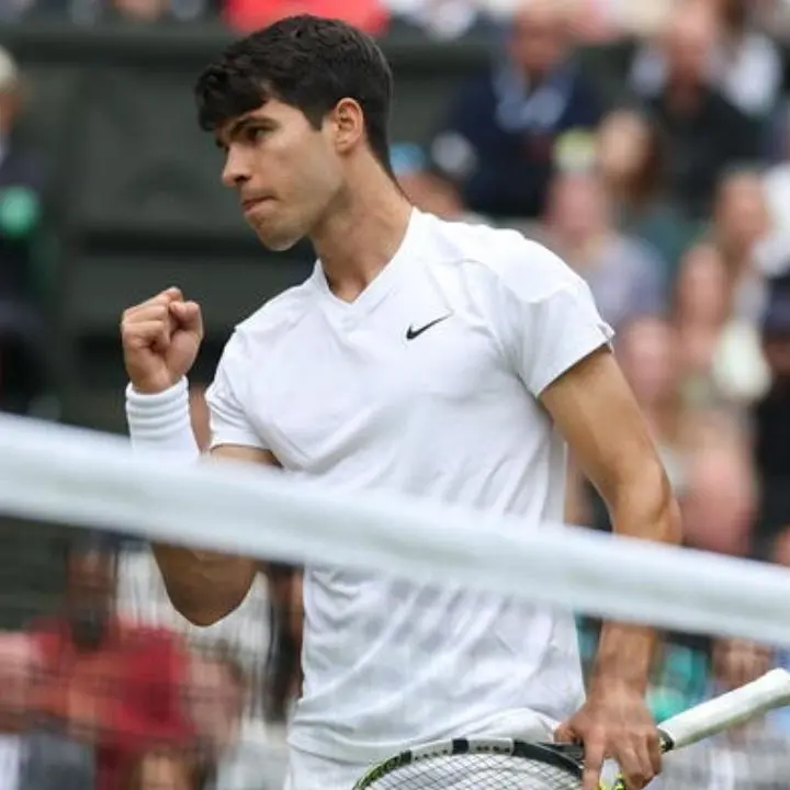 Alcaraz batte Medvedev e vola in finale a Wimbledon: potrebbe scontrarsi con l‘italiano Musetti