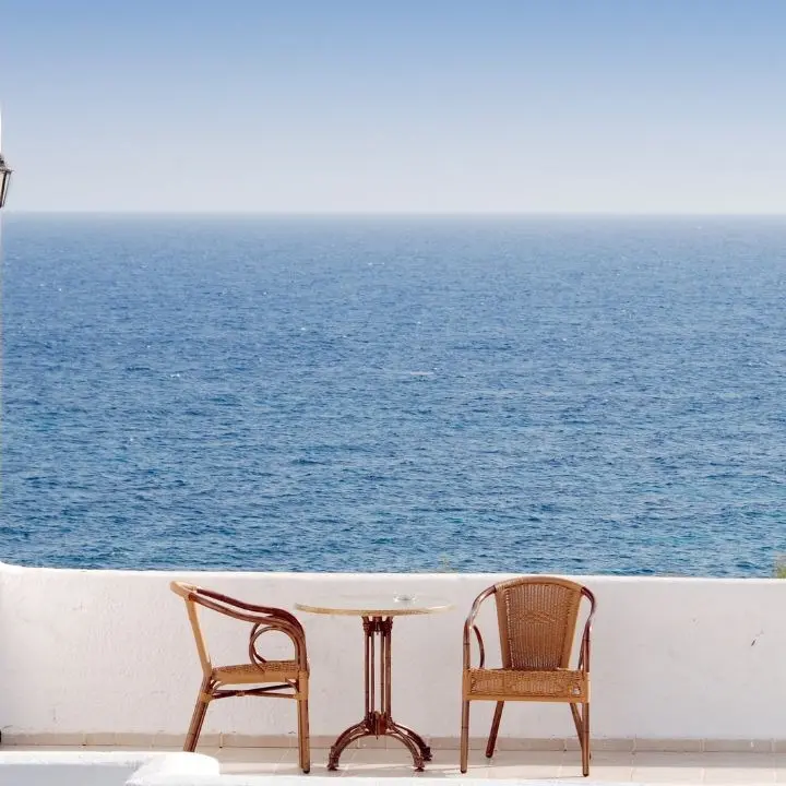 Affittano una casa vacanze in Calabria, si fanno versare 390 euro di caparra e spariscono: denunciati