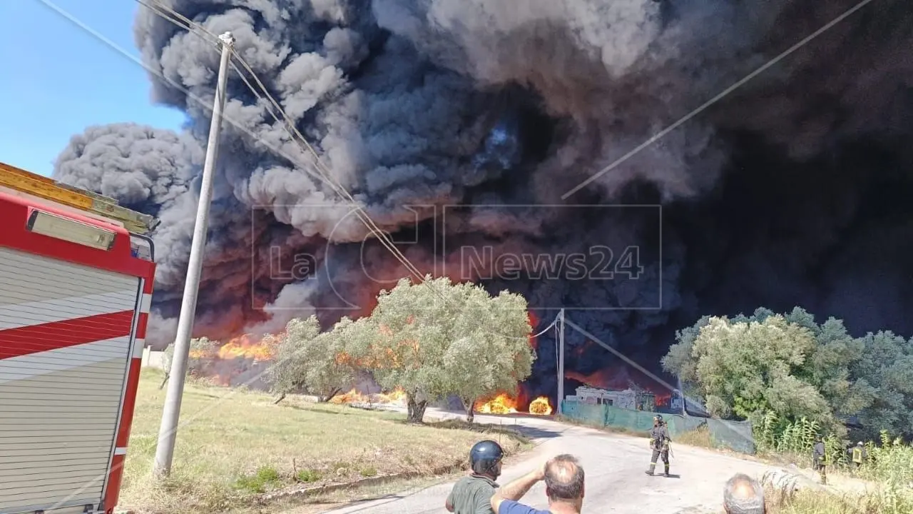 Grosso incendio a Palmi, in fiamme un sito per la raccolta differenziata: paura per i fumi tossici