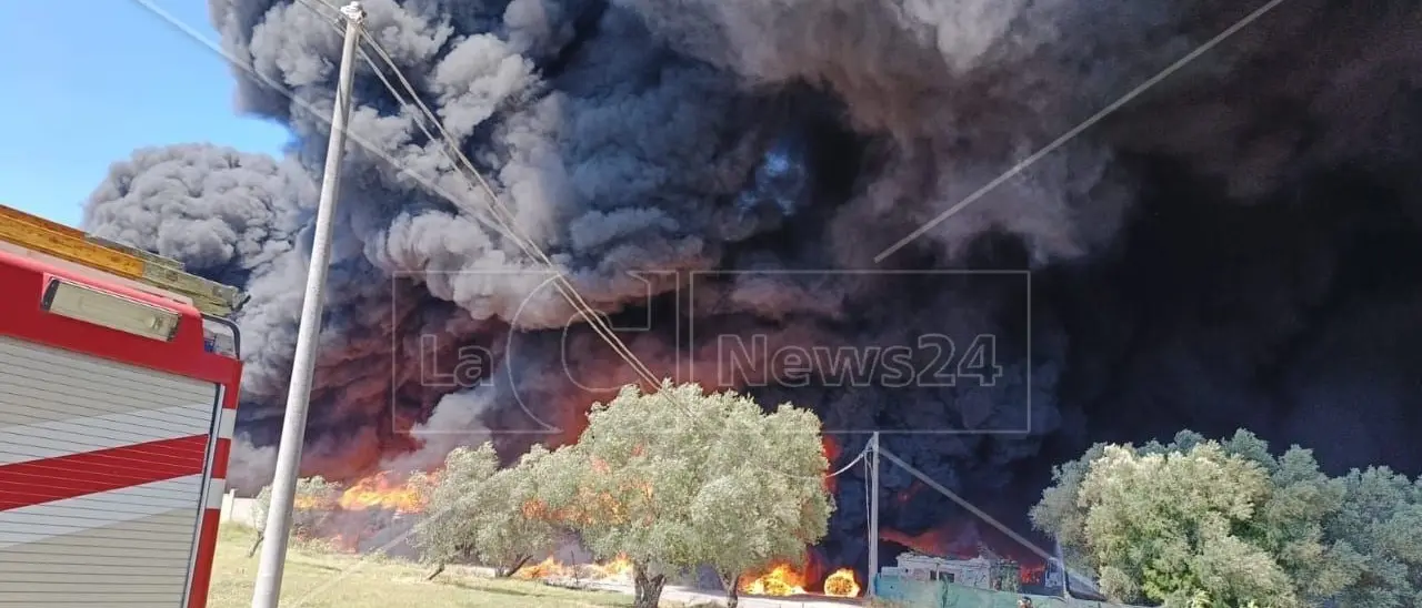 Grosso incendio a Palmi, in fiamme un sito per la raccolta differenziata: paura per i fumi tossici
