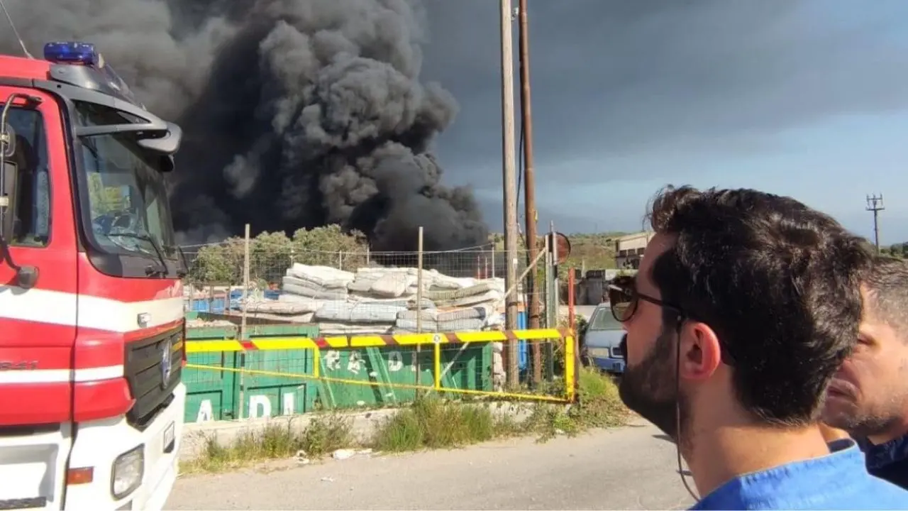 A Palmi incendio non ancora domato, vigili del fuoco al lavoro senza sosta: cittadini preoccupati per la salute