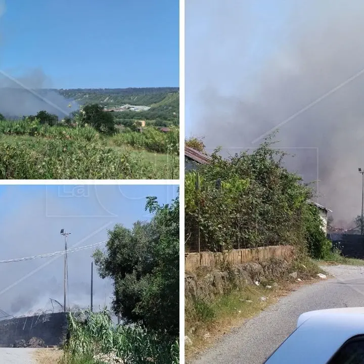 Incendio a Palmi, continua a bruciare il deposito di rifiuti: aria irrespirabile mentre gli operatori turistici contano i primi danni