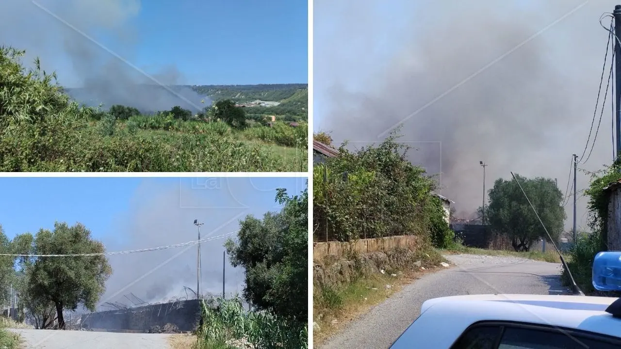 Incendio a Palmi, continua a bruciare il deposito di rifiuti: aria irrespirabile mentre gli operatori turistici contano i primi danni