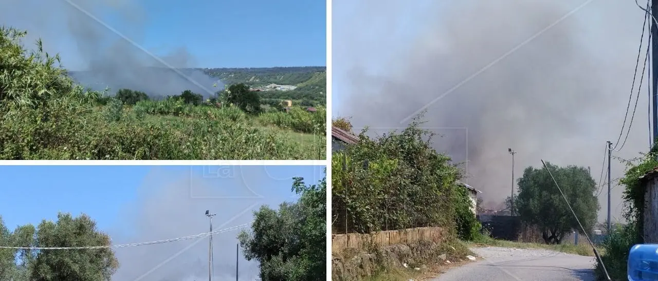 Incendio a Palmi, continua a bruciare il deposito di rifiuti: aria irrespirabile mentre gli operatori turistici contano i primi danni