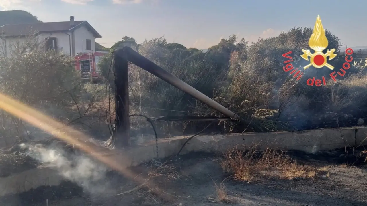 Incendio a Catanzaro, le fiamme si avvicinano alle case e distruggono alcuni pali Telecom