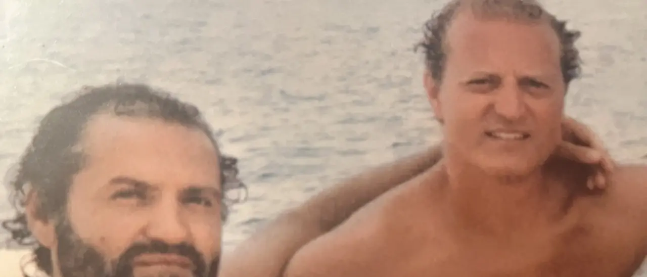 Lo stile e il genio creativo di Gianni Versace, il fratello Santo: «Uniti nella famiglia e nel lavoro ma il 15 luglio 1997 nella nostra vita irruppe il buio»