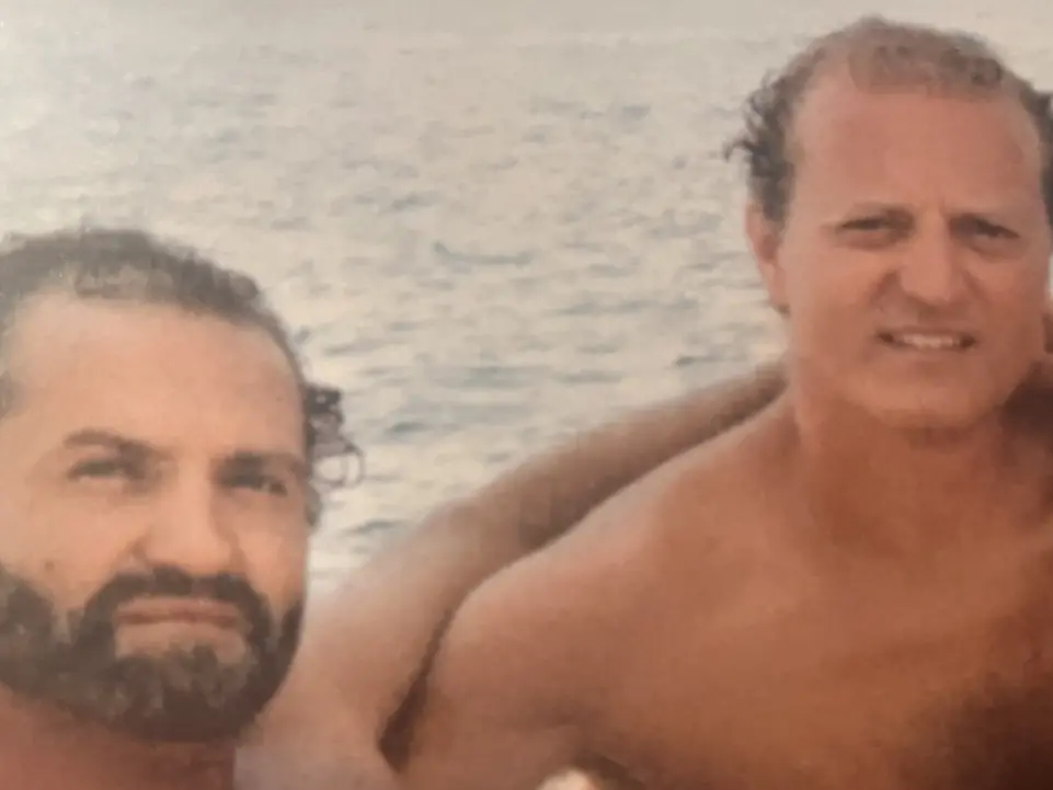 Lo stile e il genio creativo di Gianni Versace, il fratello Santo: «Uniti nella famiglia e nel lavoro ma il 15 luglio 1997 nella nostra vita irruppe il buio»