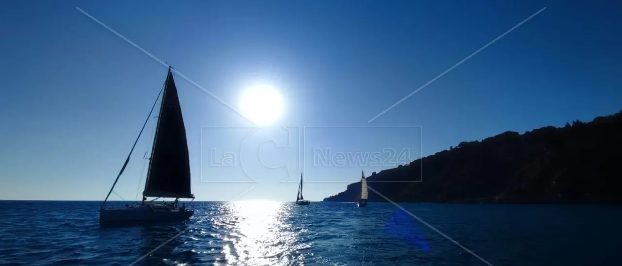 Una giornata in barca in vela per il giovane disabile brutalmente picchiato a Praia: «Così combattiamo la violenza»