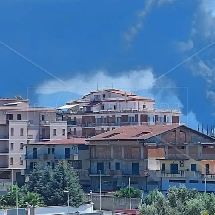 Incendio a Palmi, l’incubo della nube tossica si è materializzato nel cuore della notte a Gioia: «Fate subito le analisi»