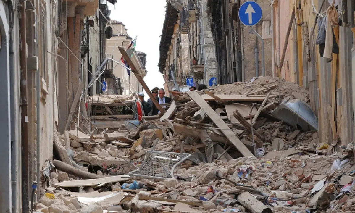 Terremoto L’Aquila, niente risarcimento per i familiari dei 7 studenti morti: «Ebbero condotta incauta»