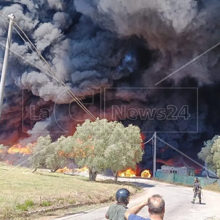 Comuni in ritardo e caldo soffocante: gli incendi divorano il territorio e hanno già fatto 2 vittime nonostante i droni di Occhiuto