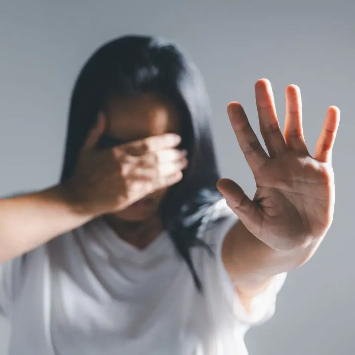 Corigliano Rossano, maltrattamenti e violenza sessuale nei confronti della figlia che aveva segregato in casa: arrestato 49enne