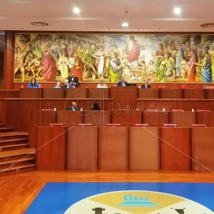 Consiglio regionale: salta (con polemiche) il dibattito sull’Autonomia differenziata, in Aula la città unica di Cosenza
