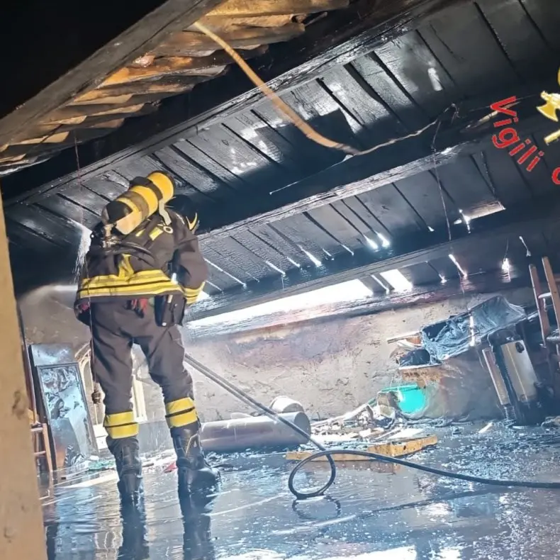 Taverna, incendio danneggia il tetto di una casa nel centro storico: intervengono i vigili del fuoco