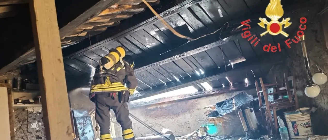 Taverna, incendio danneggia il tetto di una casa nel centro storico: intervengono i vigili del fuoco
