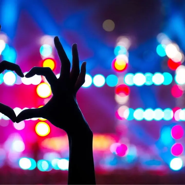 Buoni gli incassi dei concerti in Calabria nel 2023 ma le partite di calcio attraggono più partecipanti: il report della Siae