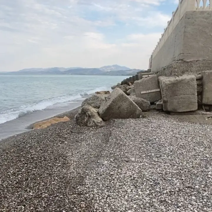 Erosione e cementificazione selvaggia “mangiano” le spiagge calabresi: i dati di Legambiente