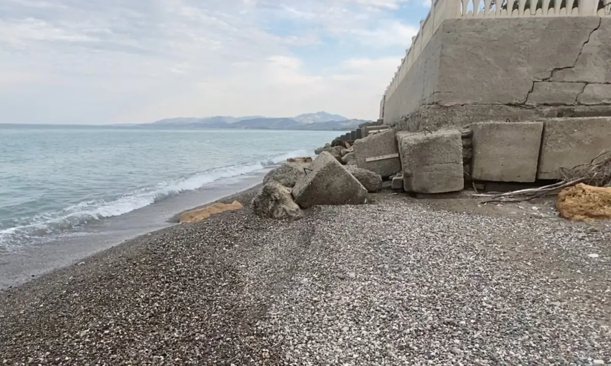 Erosione e cementificazione selvaggia “mangiano” le spiagge calabresi: i dati di Legambiente