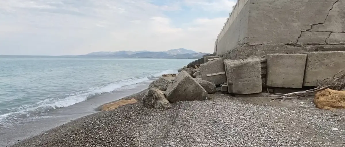 Erosione e cementificazione selvaggia “mangiano” le spiagge calabresi: i dati di Legambiente