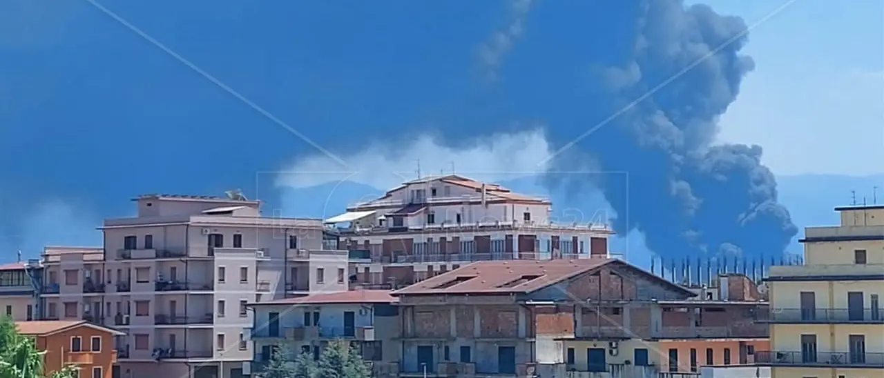 Palmi, la discarica continua a bruciare: vigili del fuoco al lavoro da 5 giorni e cittadini in allarme