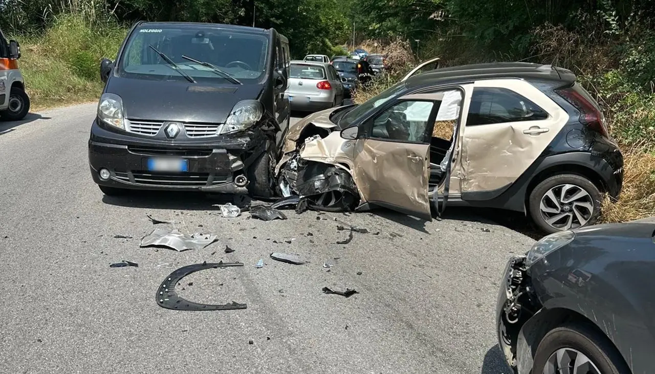 Incidente nel Vibonese, una decina le persone coinvolte nello scontro tra un van e due auto