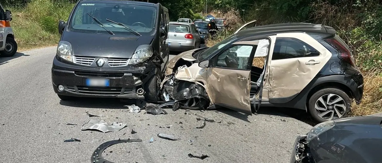 Incidente nel Vibonese, una decina le persone coinvolte nello scontro tra un van e due auto