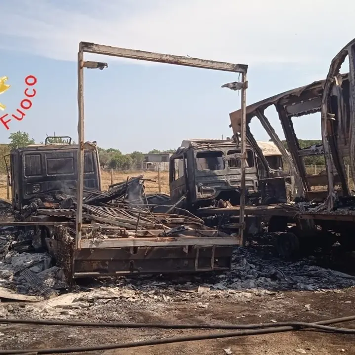 Incendio a Cropani Marina raggiunge un parcheggio e distrugge auto e camion