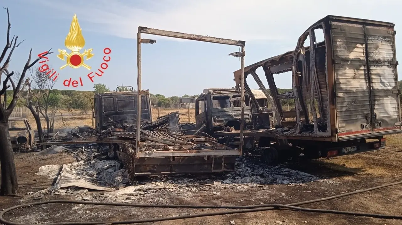 Incendio a Cropani Marina raggiunge un parcheggio e distrugge auto e camion