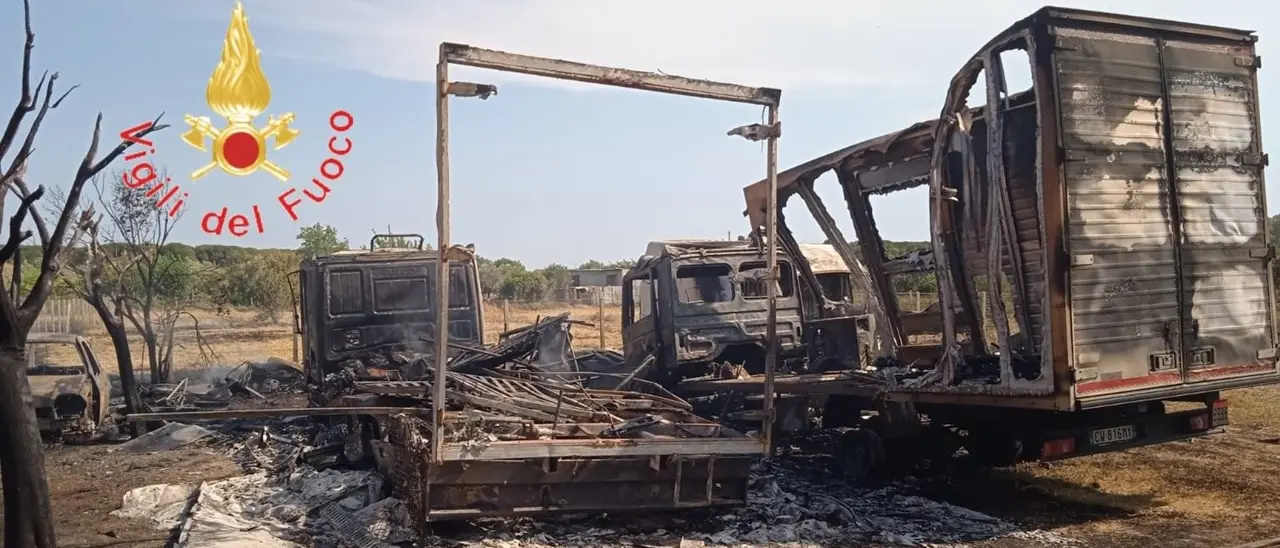 Incendio a Cropani Marina raggiunge un parcheggio e distrugge auto e camion