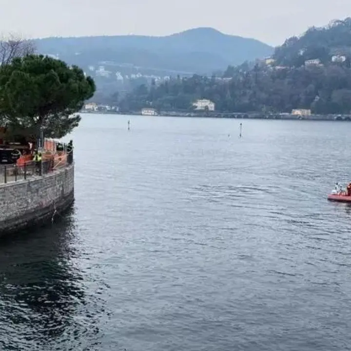 Turista 22enne è morto annegato nel lago di Como mentre faceva il bagno: salva la fidanzata 19enne