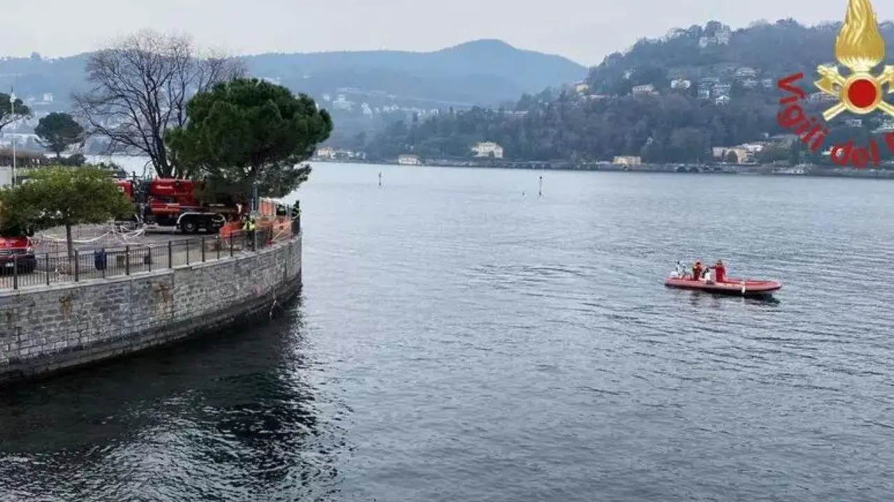 Turista 22enne è morto annegato nel lago di Como mentre faceva il bagno: salva la fidanzata 19enne