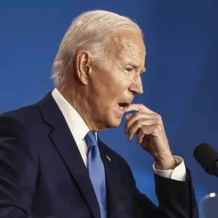 Biden positivo al Covid inizia a pensare a un possibile ritiro: «Kamala Harris può vincere?»