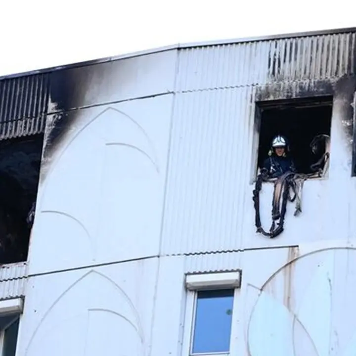 Incendio devasta palazzo a Nizza: 7 morti tra cui 3 bambini. Si segue la pista dolosa