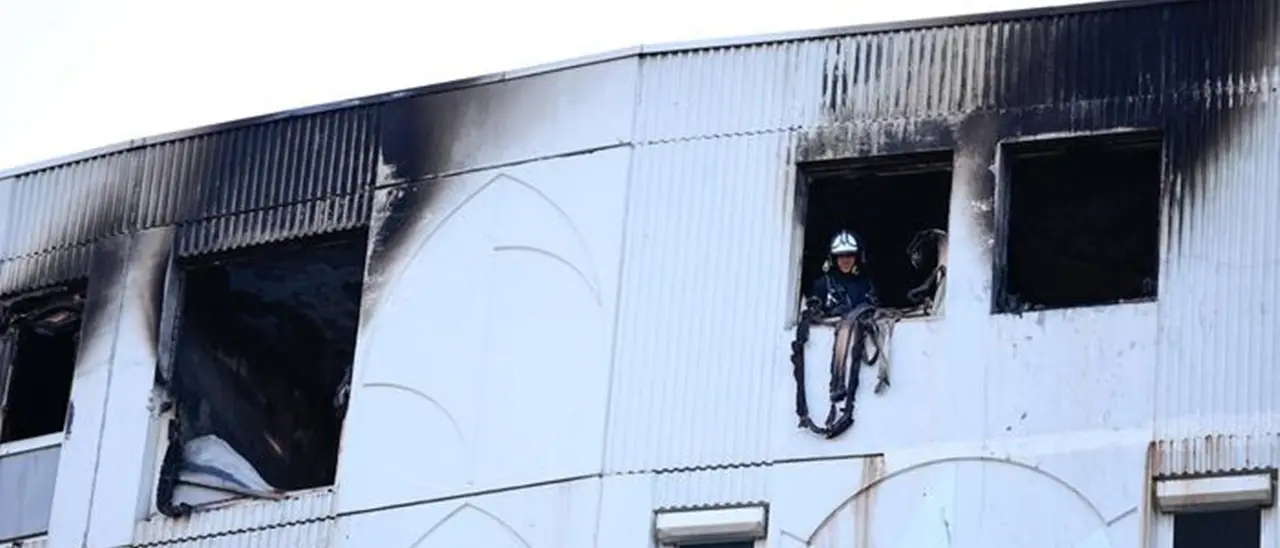 Incendio devasta palazzo a Nizza: 7 morti tra cui 3 bambini. Si segue la pista dolosa