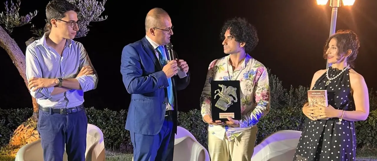 San Mango d’Aquino, lo scrittore Stefano Amato con “L’ultima candela di Kruje” trionfa al Premio Muricello 2024