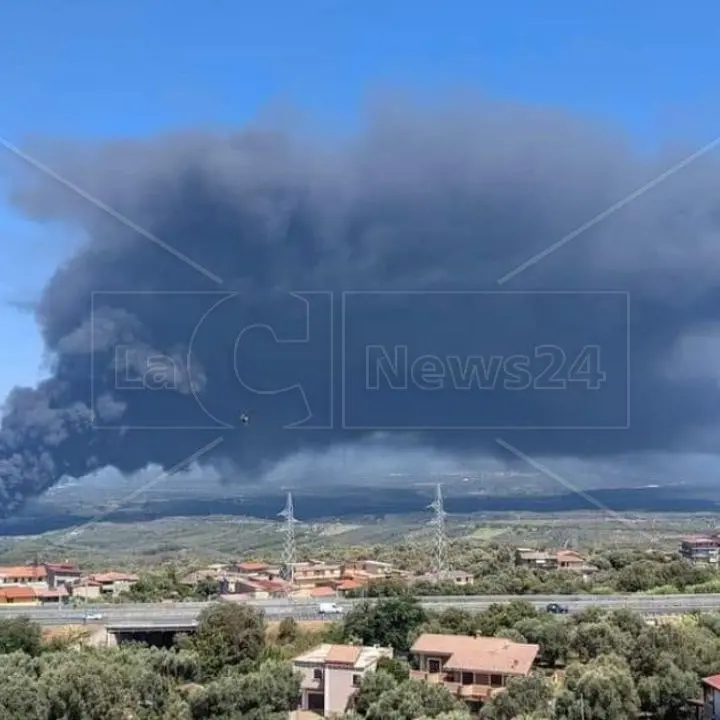 Incendio allo stoccaggio rifiuti di Palmi, Arpacal e sindaci della Piana rassicurano: «Nessun pericolo per la salute dei residenti»