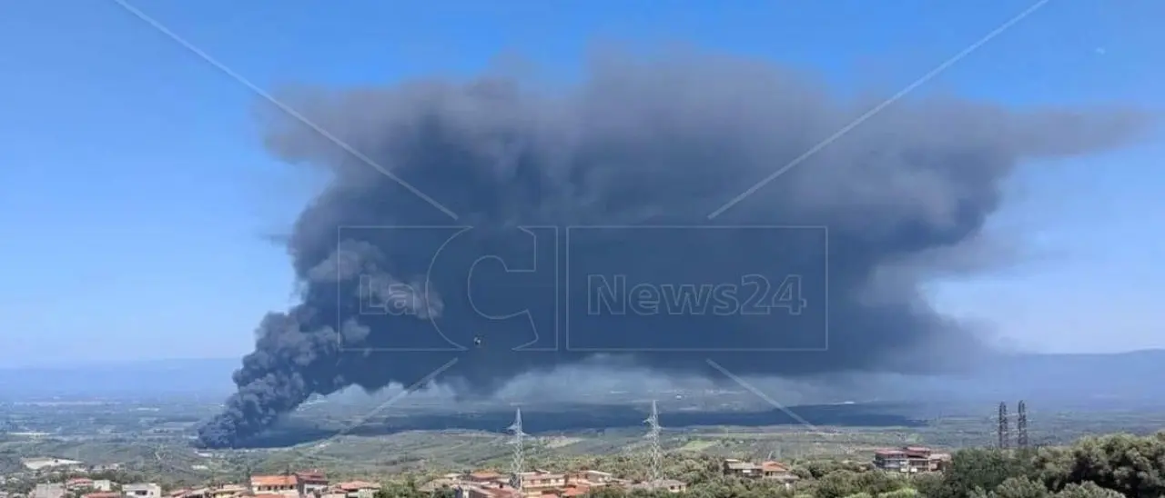 Incendio allo stoccaggio rifiuti di Palmi, Arpacal e sindaci della Piana rassicurano: «Nessun pericolo per la salute dei residenti»
