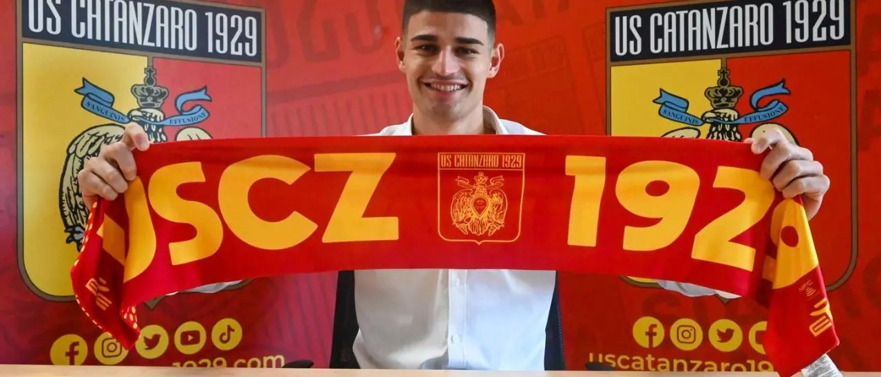Koutsoupias è un nuovo centrocampista del Catanzaro: «Sono contentissimo e pronto per dare il massimo»