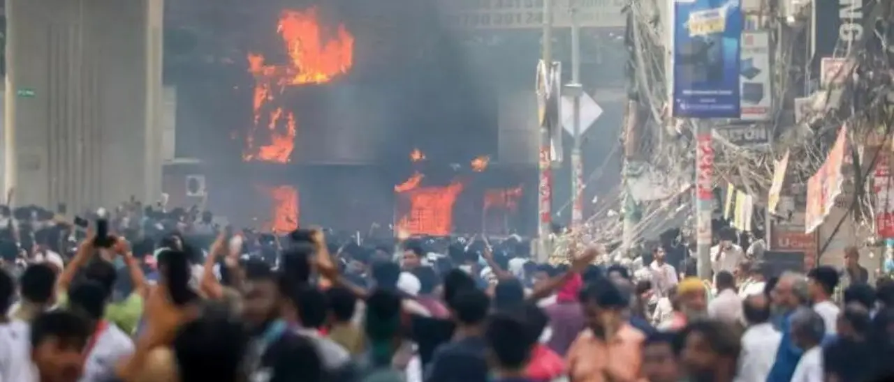 Violenti scontri tra studenti e polizia in Bangladesh, almeno 39 morti e oltre 700 feriti