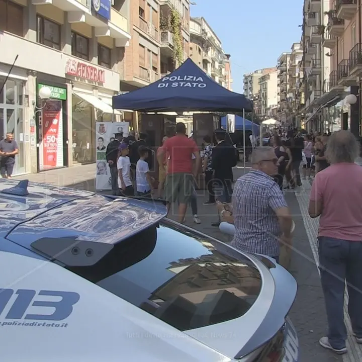 Nel centro di Cosenza esposta la teca con i resti dell’auto in cui perse la vita il giudice Falcone