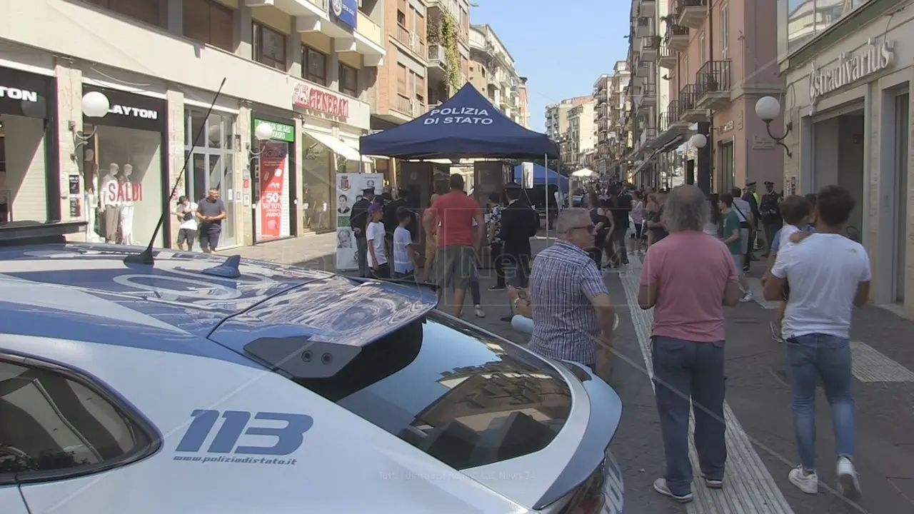 Nel centro di Cosenza esposta la teca con i resti dell’auto in cui perse la vita il giudice Falcone