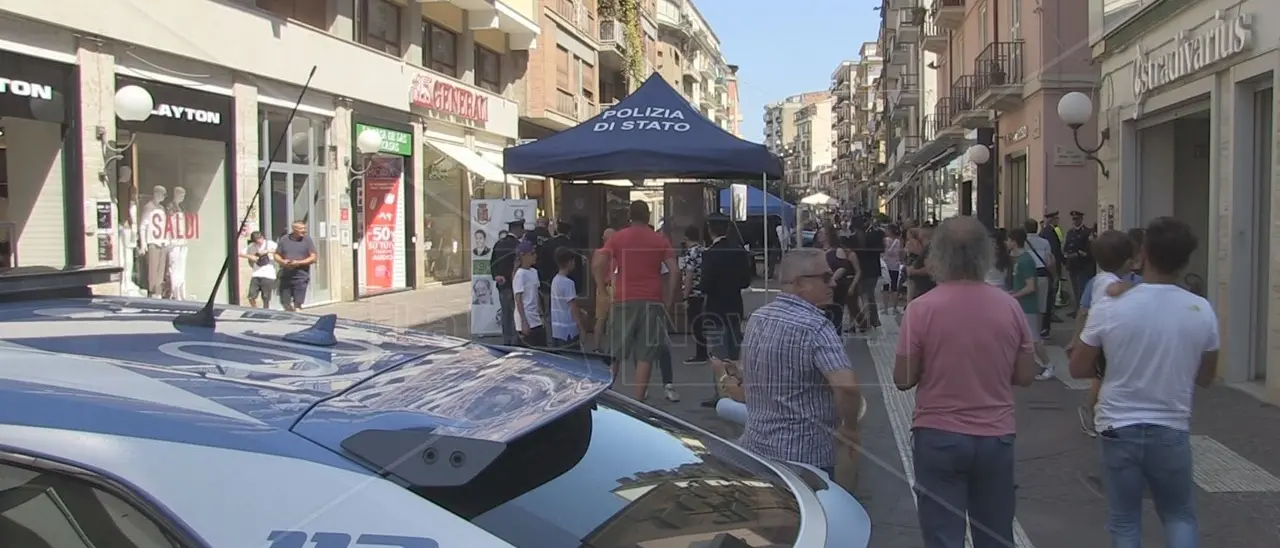 Nel centro di Cosenza esposta la teca con i resti dell’auto in cui perse la vita il giudice Falcone
